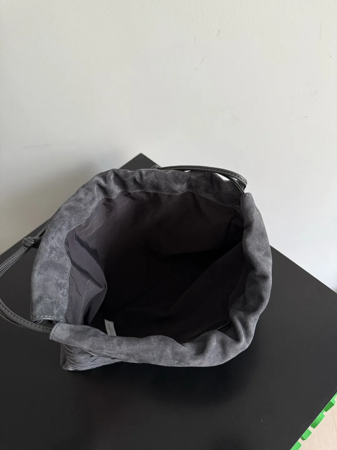 Batch 1560 Armpit bags have become a fashionable item that every girl has in their hands in recent years🛍️. The elegant and simple style has won the love of many people of different ages. However, there is an unavoidable trouble with armpit bags, that is, the capacity is too small, and BOTTEGA VENETA’s new Dustbag Considering people's travel needs, the capacity of the garbage bag has been greatly upgraded. Folding umbrellas, water bottles, and girls' makeup powder and lipstick can all be accommodated😎😎. Not only that, considering the increasing number of travel supplies, the inside of the bag is made of technical nylon material, which is very lightweight It is resistant to stains. Even if you have a lot of things when traveling, it can reduce the burden to a certain extent. The shoulder straps are designed with knots and can be changed at will. It can be used for hand holding or as the liner of a large bag. After the drawstring is drawn, it looks like a cloud bag. It is very suitable for concave styling when traveling in autumn and winter. 🙋🏻‍♀️ Style number: 796728 Size: 32*23*1cm